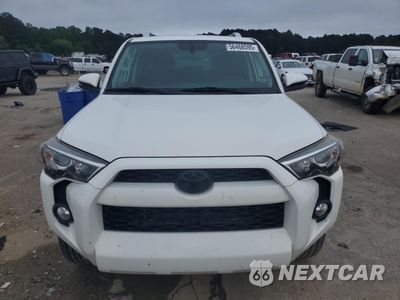 Piąte zdjęcie samochodu w środku: 2018 TOYOTA 4RUNNER SR5 VIN:JTEZU5JR6J5174886 - miniatura