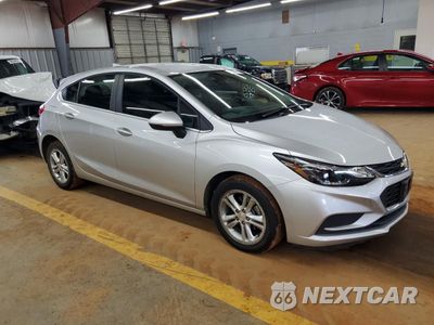 Czwarte zdjęcie samochodu z boku: 2018 CHEVROLET CRUZE LT VIN:3G1BE6SM6JS655215 - miniatura