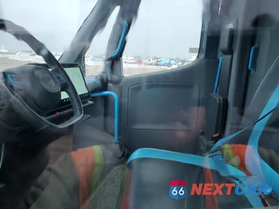 Zdjęcie 7 z 13 samochodu: 2023 RIVIAN EDV 700 VIN:7FCEHEB72PN009084 - miniatura