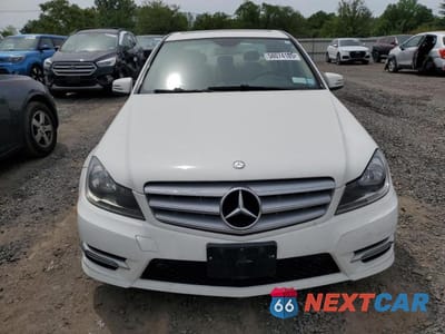 Piąte zdjęcie samochodu w środku: 2013 MERCEDES-BENZ C 300 4MATIC VIN:WDDGF8AB3DR271699 - miniatura