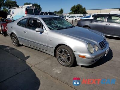 Czwarte zdjęcie samochodu z boku: 1998 MERCEDES-BENZ CLK 320 VIN:WDBLJ65G0WF015315 - miniatura
