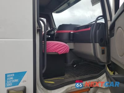 Piąte zdjęcie samochodu w środku: 2012 VOLVO VNL SEMI TRUCK VIN:4V4NC9TG5CN548579 - miniatura