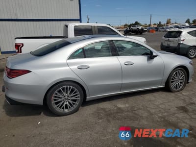 Trzecie zdjęcie samochodu z tyłu: 2022 MERCEDES-BENZ CLA 250 VIN:W1K5J4GB6NN310669 - miniatura
