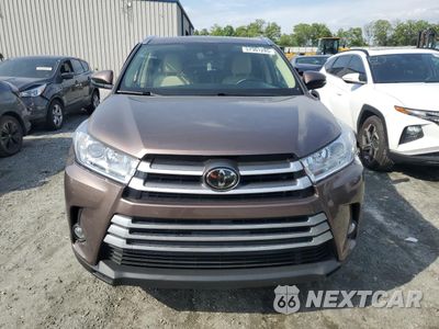 Piąte zdjęcie samochodu w środku: 2019 TOYOTA HIGHLANDER SE VIN:5TDKZRFH1KS291981 - miniatura