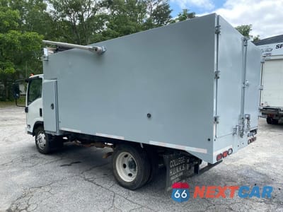 Trzecie zdjęcie samochodu z tyłu: 2022 ISUZU NRR VIN:54DE5W1L0NSR00682 - miniatura