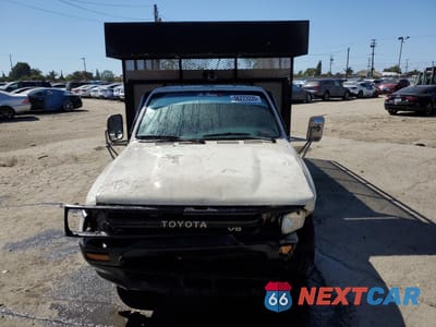 Piąte zdjęcie samochodu w środku: 1990 TOYOTA PICKUP CAB CHASSIS SUPER LONG WHEELBAS VIN:JT5VN94T8L0017662 - miniatura