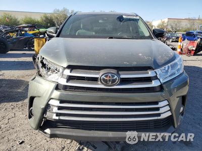Piąte zdjęcie samochodu w środku: 2017 TOYOTA HIGHLANDER SE VIN:5TDJZRFH7HS466206 - miniatura