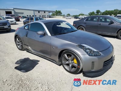 Czwarte zdjęcie samochodu z boku: 2008 NISSAN 350Z COUPE VIN:JN1BZ34D38M704729 - miniatura
