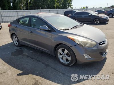 Czwarte zdjęcie samochodu z boku: 2013 HYUNDAI ELANTRA GLS VIN:5NPDH4AE5DH440770 - miniatura