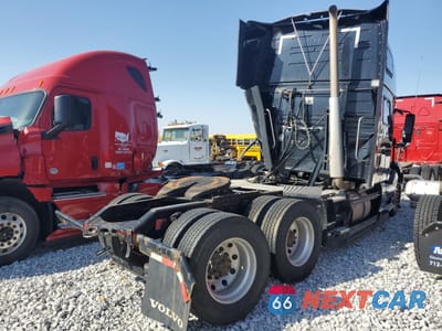 Czwarte zdjęcie samochodu z boku: 2023 VOLVO VNL SEMI TRUCK VIN:4V4NC9EH8PN609824 - miniatura