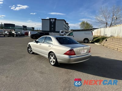Czwarte zdjęcie samochodu z boku: 2004 MERCEDES-BENZ S 430 VIN:WDBNF70J34A397059 - miniatura