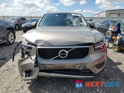 Piąte zdjęcie samochodu w środku: 2022 VOLVO XC40 T5 MOMENTUM VIN:YV4162UK7N2767623 - miniatura