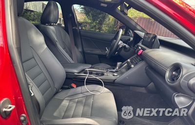 Piąte zdjęcie samochodu w środku: 2023 LEXUS IS 500 F SPORT VIN:JTHAP1D23P5004878 - miniatura