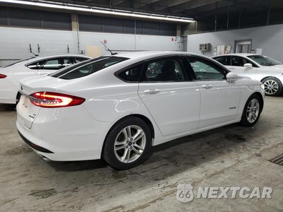 Trzecie zdjęcie samochodu z tyłu: 2018 FORD FUSION SE HYBRID VIN:3FA6P0LU0JR172086 - miniatura
