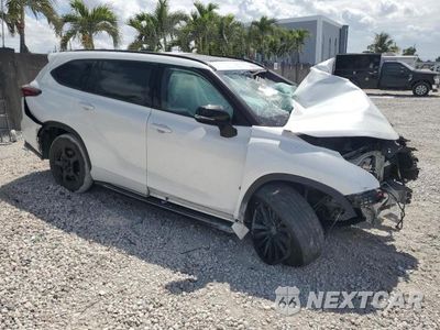Czwarte zdjęcie samochodu z boku: 2023 TOYOTA HIGHLANDER L VIN:5TDKDRAH4PS028056 - miniatura