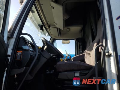 Piąte zdjęcie samochodu w środku: 2023 VOLVO VN VNL VIN:4V4NC9EH8PN327165 - miniatura