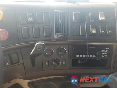 Zdjęcie 9 z 10 samochodu: 2016 VOLVO VNL SEMI TRUCK VIN:4V4NC9EH6GN938747 - miniatura