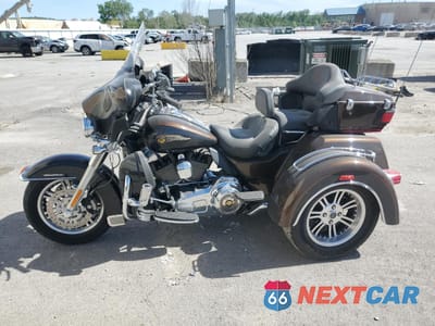 Trzecie zdjęcie samochodu z tyłu: 2013 HARLEY-DAVIDSON FLHTCUTG TRI GLIDE ULTRA CLASSIC VIN:1HD1MAM21DB855177 - miniatura