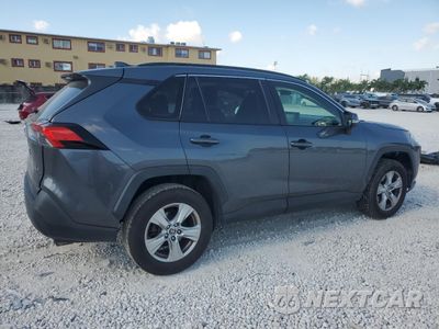 Trzecie zdjęcie samochodu z tyłu: 2020 TOYOTA RAV4 XLE VIN:JTMW1RFV8LD520135 - miniatura