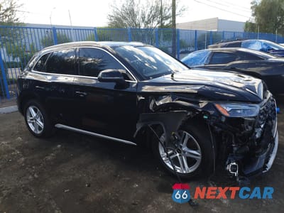 Czwarte zdjęcie samochodu z boku: 2024 AUDI Q5 E PREMIUM 55 VIN:WA1G2AFY2R2079310 - miniatura
