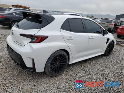 Trzecie zdjęcie samochodu z tyłu: 2025 TOYOTA GR COROLLA CORE VIN:JTNABAAE2SA018068 - miniatura