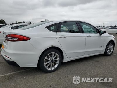 Trzecie zdjęcie samochodu z tyłu: 2019 FORD FUSION SE VIN:3FA6P0LU0KR264008 - miniatura