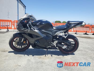 Trzecie zdjęcie samochodu z tyłu: 2017 HONDA CBR600 RR VIN:JH2PC40009K203170 - miniatura