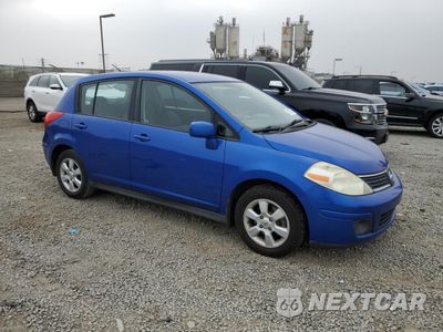 Czwarte zdjęcie samochodu z boku: 2009 NISSAN VERSA S VIN:3N1BC13E49L389273 - miniatura
