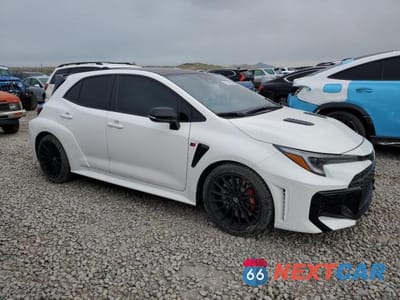 Czwarte zdjęcie samochodu z boku: 2025 TOYOTA GR COROLLA CORE VIN:JTNABAAE2SA018068 - miniatura
