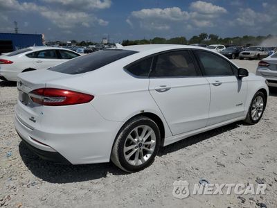 Trzecie zdjęcie samochodu z tyłu: 2019 FORD FUSION SE VIN:3FA6P0LU9KR119307 - miniatura
