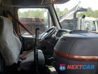 Piąte zdjęcie samochodu w środku: 2012 VOLVO VN VNL VIN:4V4NC9EH2CN537366 - miniatura