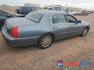Trzecie zdjęcie samochodu z tyłu: 2004 LINCOLN TOWN CAR ULTIMATE VIN:1LNHM83W74Y648282 - miniatura