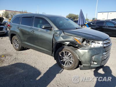 Czwarte zdjęcie samochodu z boku: 2017 TOYOTA HIGHLANDER SE VIN:5TDJZRFH7HS466206 - miniatura