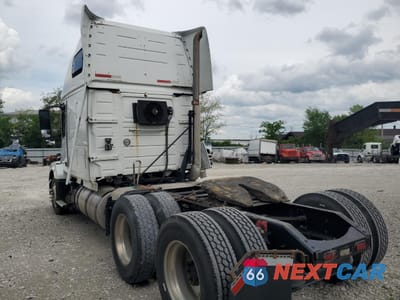 Trzecie zdjęcie samochodu z tyłu: 2013 VOLVO VNL SEMI TRUCK VIN:4V4NC9EG0DN135225 - miniatura