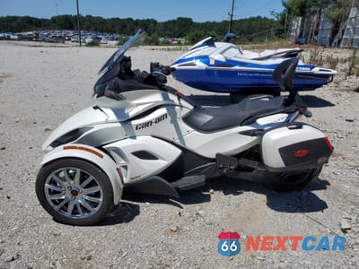 Trzecie zdjęcie samochodu z tyłu: 2013 CAN-AM SPYDER ROADSTER ST VIN:2BXNCBC13DV001031 - miniatura