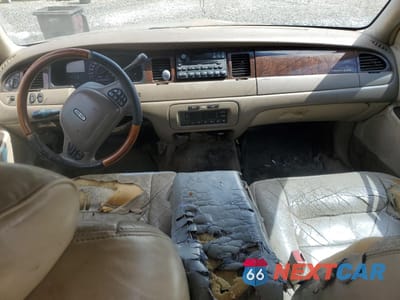 Zdjęcie 8 z 15 samochodu: 2001 LINCOLN TOWN CAR SIGNATURE VIN:1LNHM82W11Y630437 - miniatura