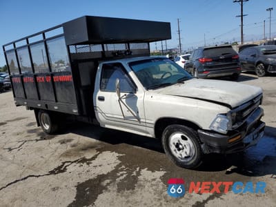 Czwarte zdjęcie samochodu z boku: 1990 TOYOTA PICKUP CAB CHASSIS SUPER LONG WHEELBAS VIN:JT5VN94T8L0017662 - miniatura