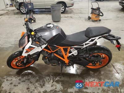 Trzecie zdjęcie samochodu z tyłu: 2018 KTM 1290 SUPER DUKE R VIN:VBKV39402JM981162 - miniatura
