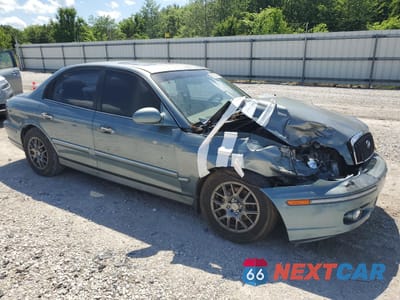 Czwarte zdjęcie samochodu z boku: 2004 HYUNDAI SONATA GLS VIN:KMHWF35HX4A990563 - miniatura