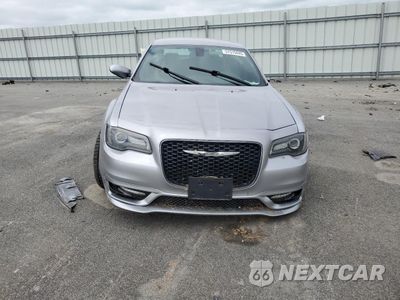 Piąte zdjęcie samochodu w środku: 2017 CHRYSLER 300 S VIN:2C3CCABT1HH557917 - miniatura