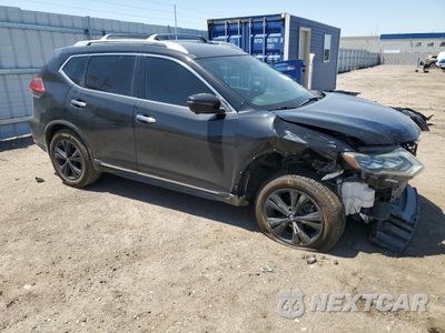 Czwarte zdjęcie samochodu z boku: 2017 NISSAN ROGUE SV VIN:5N1AT2MV0HC863089 - miniatura