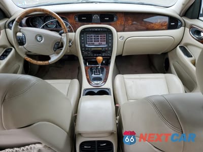 Zdjęcie 8 z 13 samochodu: 2004 JAGUAR XJ8 VIN:SAJEA71C24SG07794 - miniatura