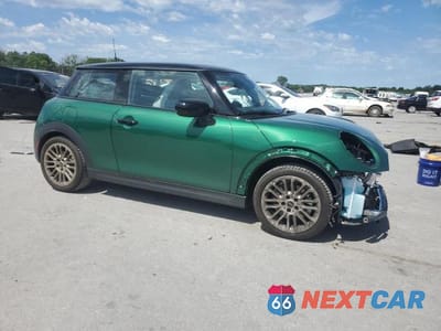 Czwarte zdjęcie samochodu z boku: 2025 MINI COOPER S VIN:WMW23GD05S2W33956 - miniatura