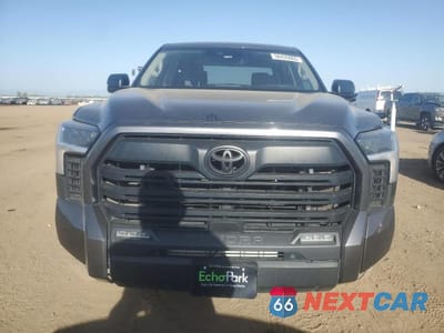Piąte zdjęcie samochodu w środku: 2023 TOYOTA TUNDRA CREWMAX SR VIN:5TFLA5DB1PX097813 - miniatura