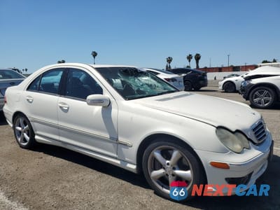 Czwarte zdjęcie samochodu z boku: 2005 MERCEDES-BENZ C 230K SPORT SEDAN VIN:WDBRF40J55F718104 - miniatura