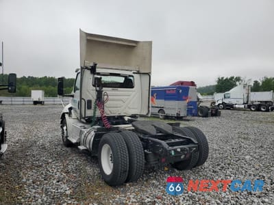 Trzecie zdjęcie samochodu z tyłu: 2021 INTERNATIONAL RH613 SEMI TRUCK VIN:3HSDXTZN7MN157929 - miniatura