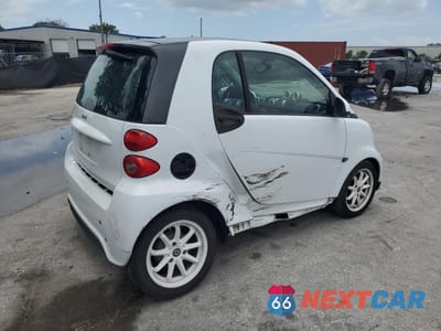 Trzecie zdjęcie samochodu z tyłu: 2013 SMART FORTWO PURE VIN:WMEEJ3BA6DK649940 - miniatura