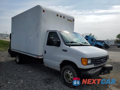 Czwarte zdjęcie samochodu z boku: 2005 FORD ECONOLINE E350 SUPER DUTY CUTAWAY VAN VIN:1FDWE35PX5HA04564 - miniatura