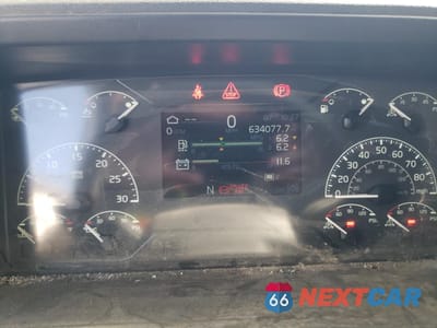 Zdjęcie 8 z 10 samochodu: 2020 VOLVO VNR SEMI TRUCK VIN:4V4WC9EH8LN257519 - miniatura