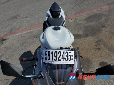 Piąte zdjęcie samochodu w środku: 2024 KAWASAKI ZX636 K VIN:JKBZXJK13RA001221 - miniatura